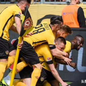 德甲新军黑马狂奔领跑升级附加赛区  